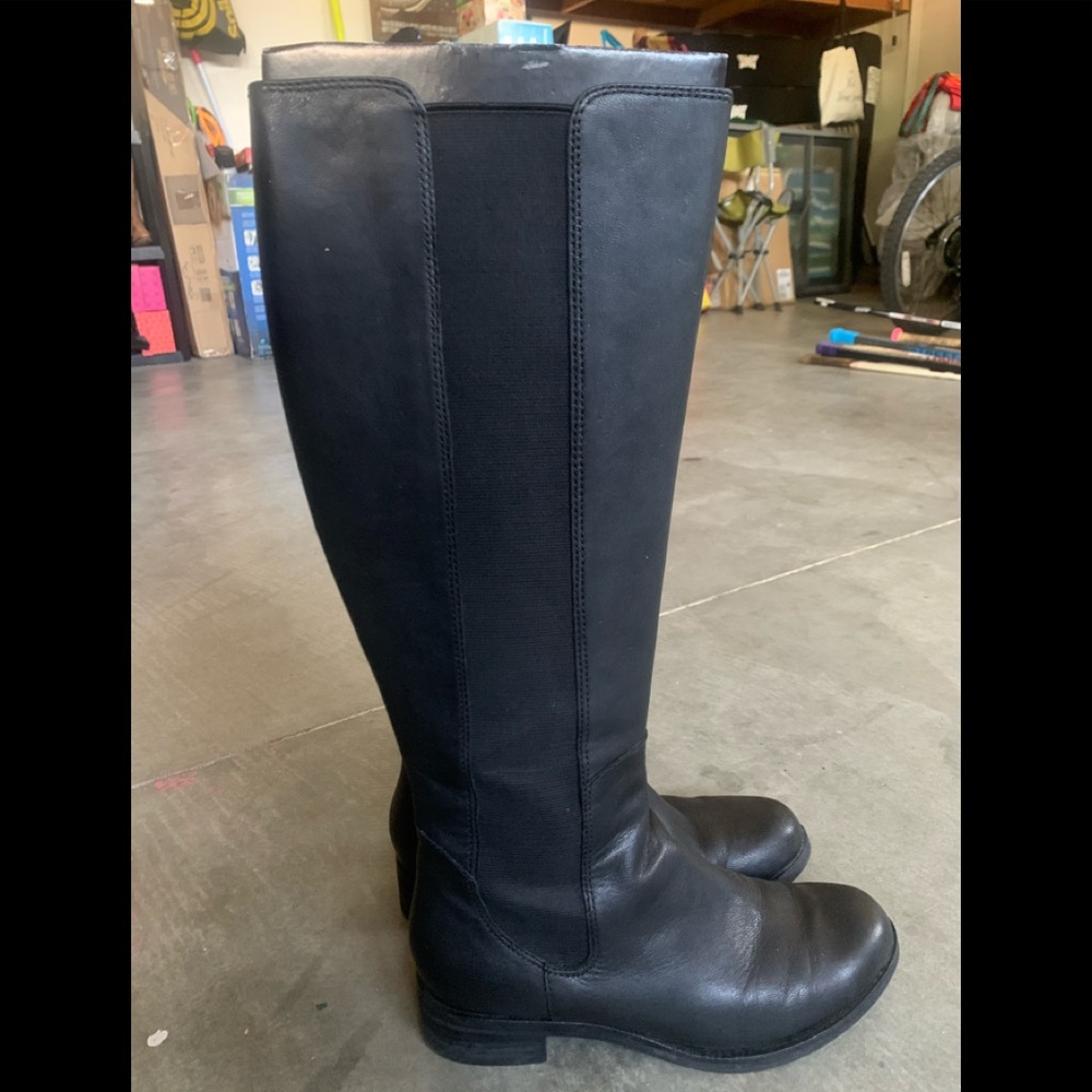Comfy Cole Hann boots. Good condition. Size 6.5